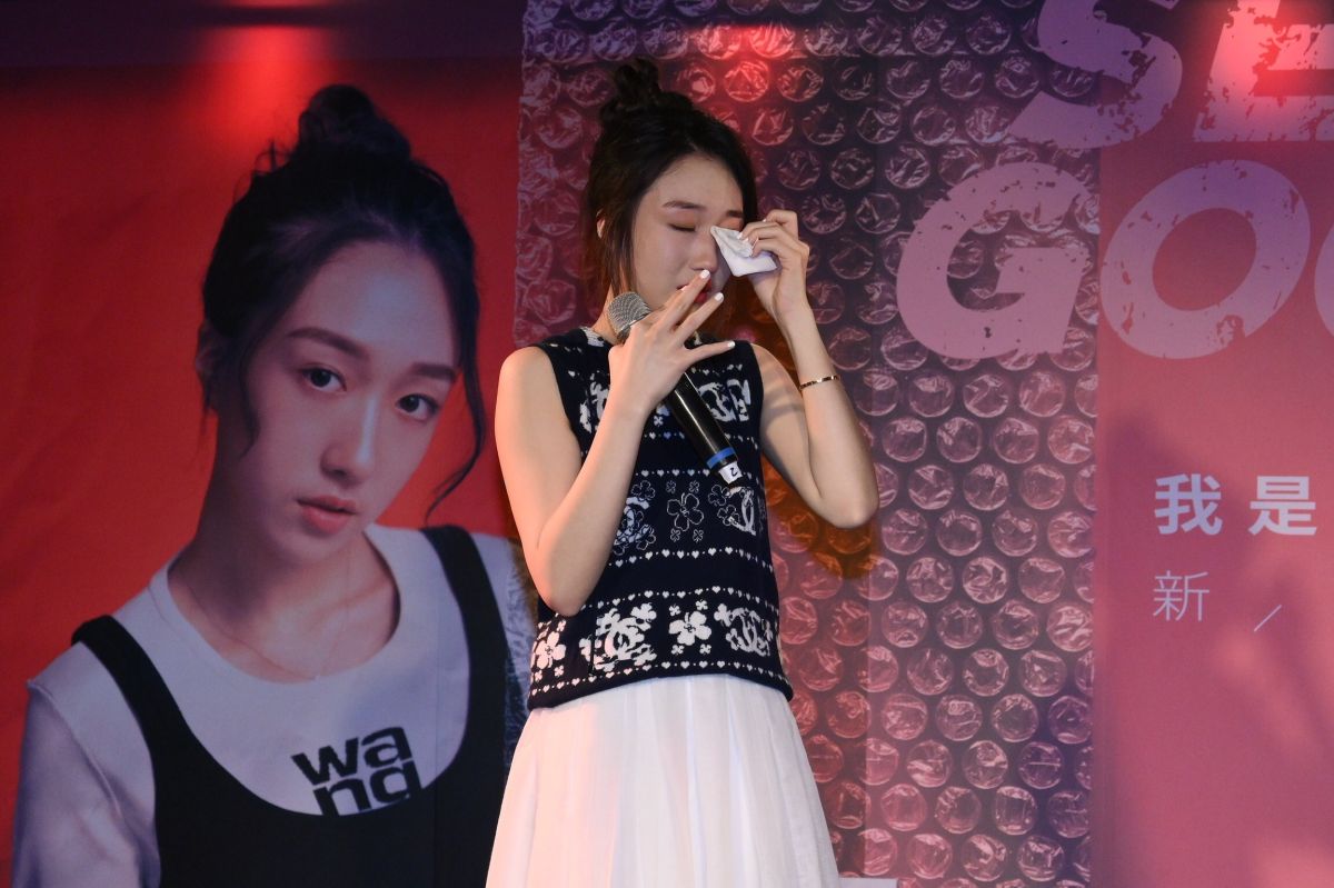 ▲王敏淳看到老闆嚴爵的打氣影片，立刻痛哭。（圖／記者林柏年攝, 2020.05.28）