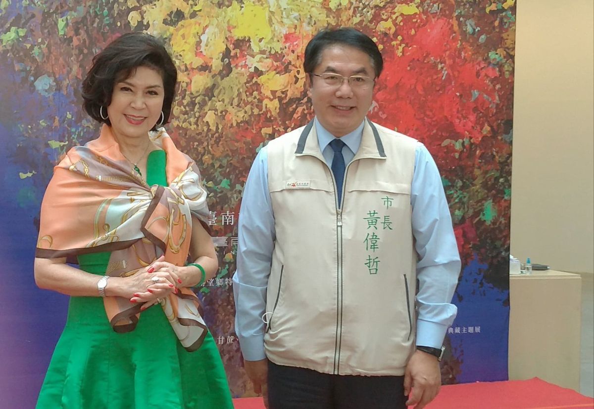 ▲黃偉哲與「初代國民女神」白嘉莉合影 （圖／記者林怡孜攝，2020,05,28）