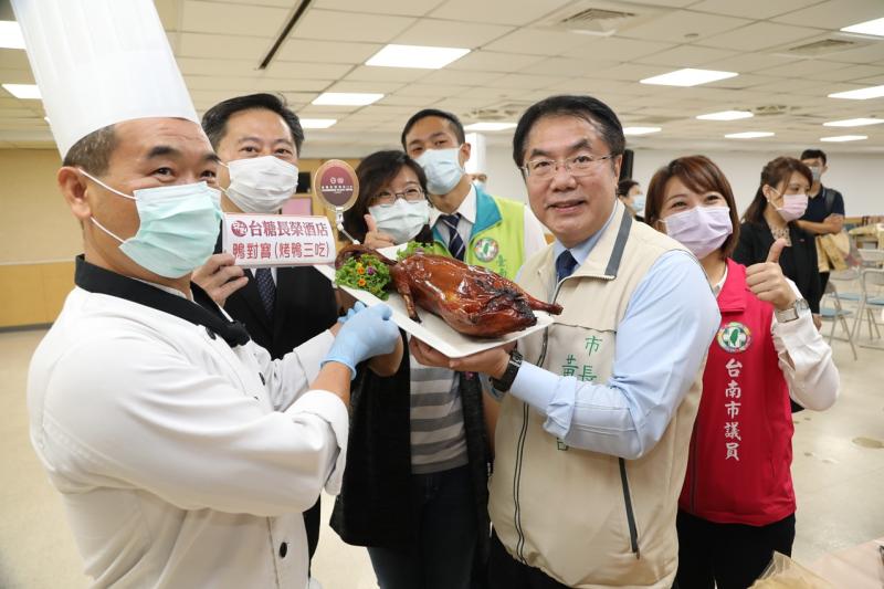 ▲「阿中自助餐」網羅五星級飯店及巷弄小吃,菜色多元豐富。(圖/台南市政府)