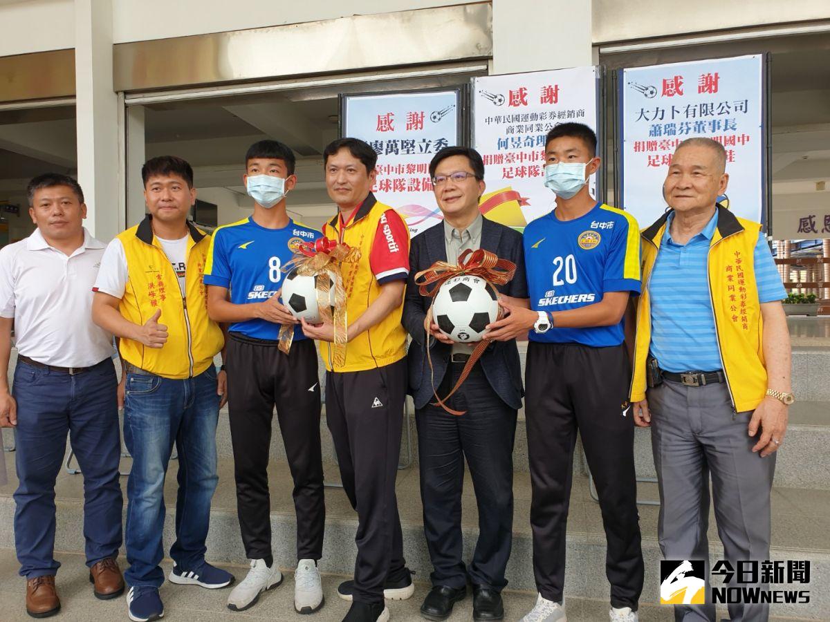 ▲立委張廖萬堅偕同運彩公會理事長何昱奇分赴黎明國中及國小致贈足球及運動鞋。（圖／ 金武鳳攝，2020.5.28)