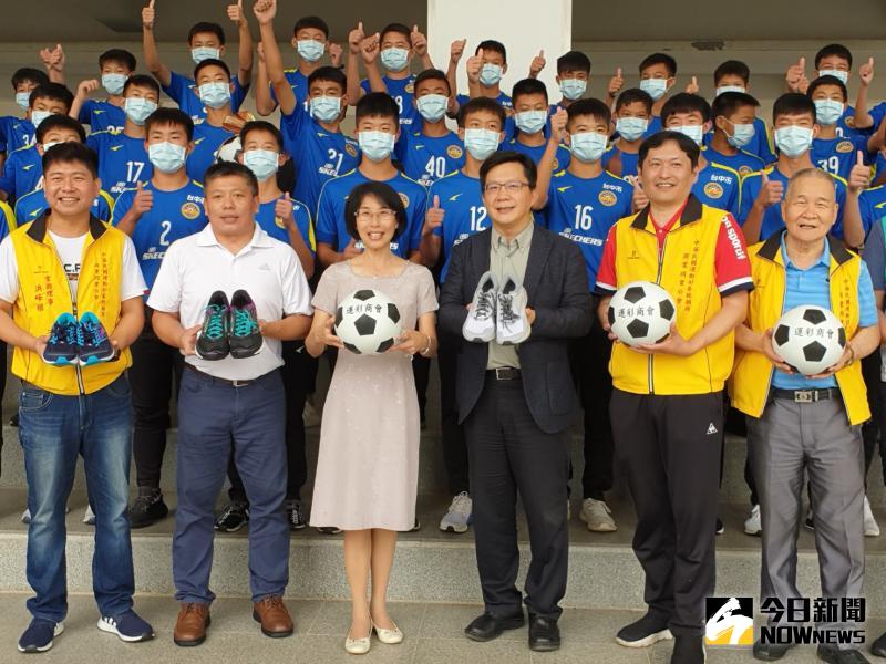 ▲立委張廖萬堅致贈足球與運動鞋給球員,期許在運動場上踢得更好更遠(圖/金武鳳攝,2020.5.28)