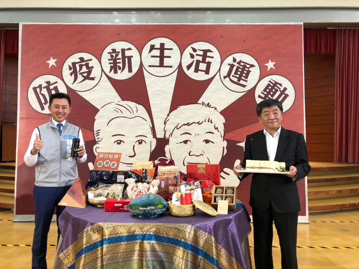 ▲衛福部長陳時中二十八日到新竹市慰勞防疫人員，市長林智堅特別準備「澎拜桌」，滿滿一桌新竹好物慰勞中央流行疫情指揮中心。（圖/記者金祐妤攝,109.5.28）