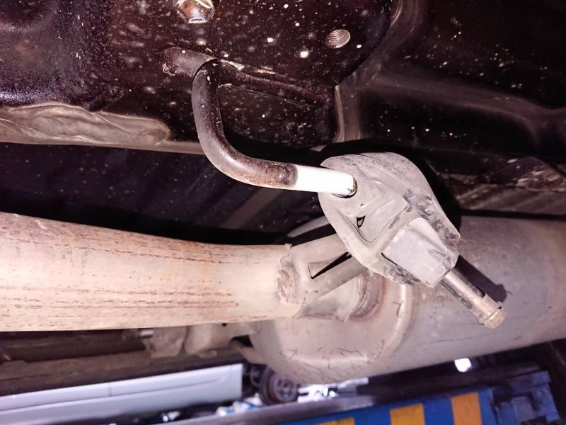 ▲車子送修車廠,保險桿、水箱、通風網、導流板、水箱架、散熱器等10多處受損。(圖/記者陳雅芳翻攝,2020.05.28)