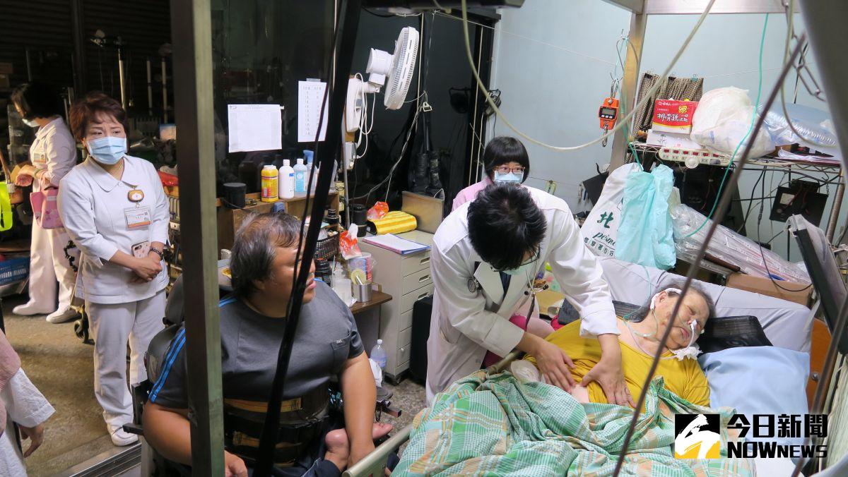 ▲為了讓不方便出門就診的長者與病患可以在家中接受照護，患者需要重度居家醫療，都可向彰化醫院醫護人員諮詢及申請。（圖／記者陳雅芳攝，2020.05.28）