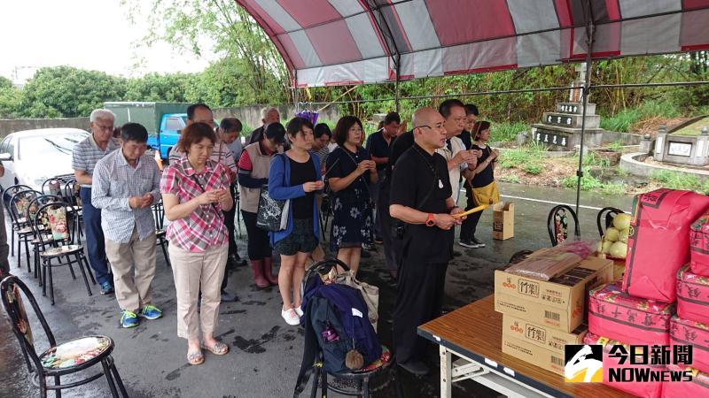 ▲彰化榮家為127位早年亡故在臺榮民舉行啟攢遷葬祭禱法會。（圖／記者陳雅芳攝，2020.05.28）