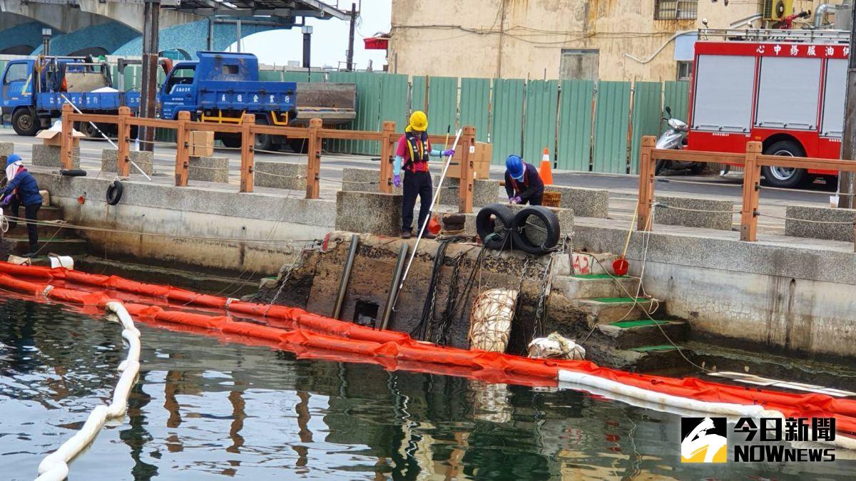 ▲澎湖馬公第二漁港傳出漏油事件，空氣中還飄散有濃濃的瓦斯味，引發附近居民的不安，有些人擔心高雄氣爆事件重演，立即打電話通知警消派員到場戒備處理。（圖／記者張塵攝，2020.05.28）