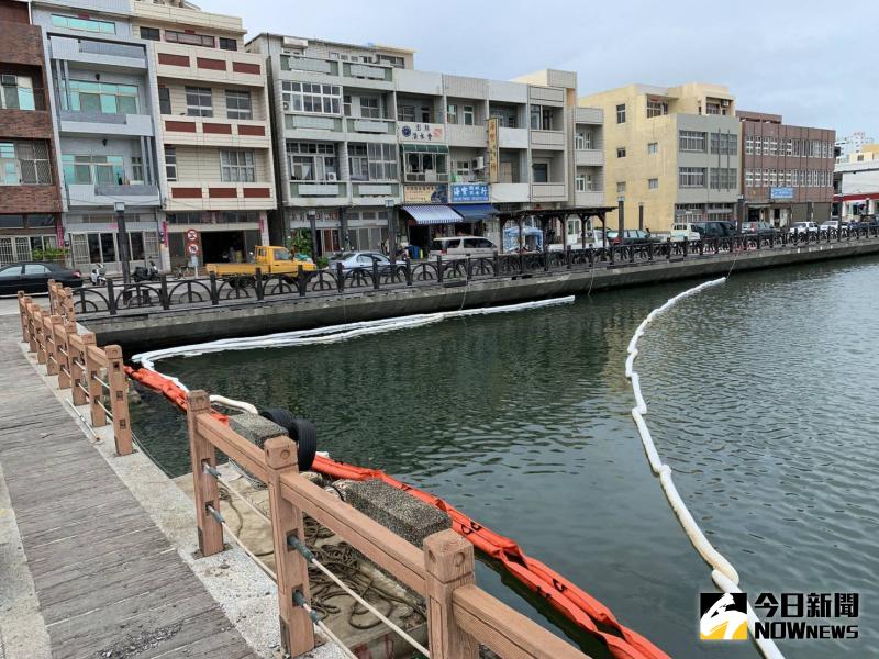 ▲中油公司在馬公第二漁港港區緊急布設攔油索,並且拋下大量吸油棉控制油汙染擴散。(圖/記者張塵攝,2020.05.28)