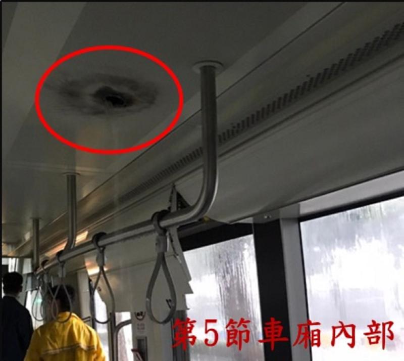 ▲這起意外發生在27日上午7時37分,高捷輕軌第T05編組下行列車於前鎮之星站冒煙,司機員通報行控中心車上有燒焦味並進行人員疏散,幸未造成傷亡(圖/記者郭凱杰翻攝,2020.05.29)