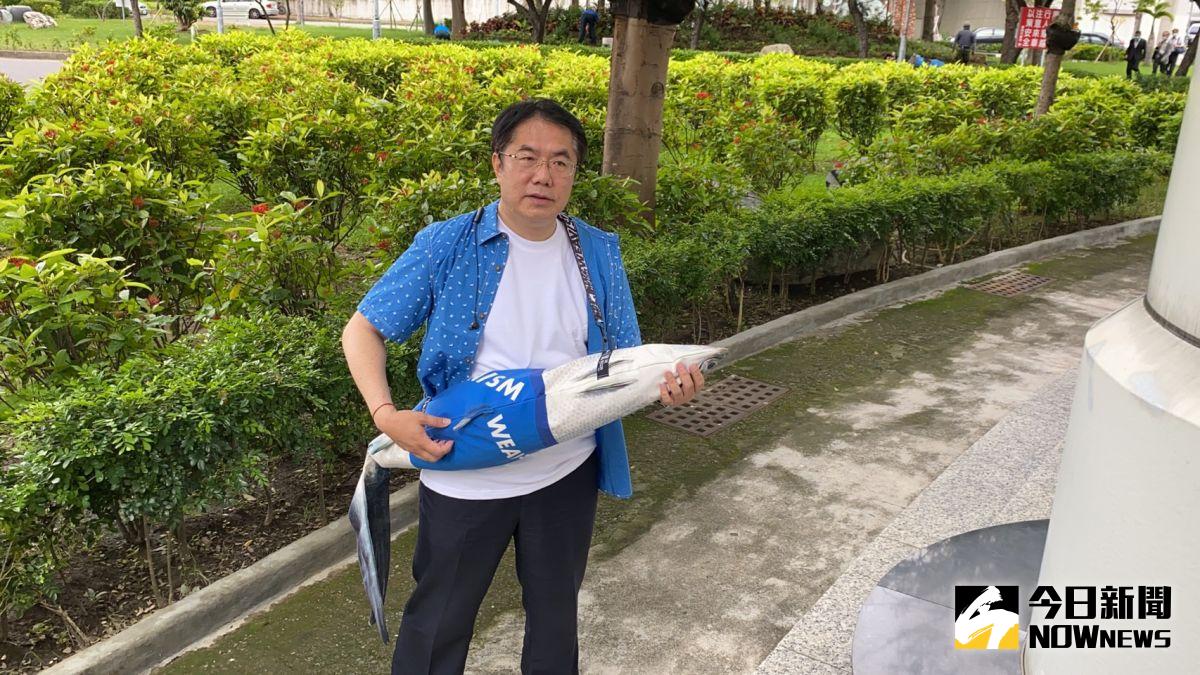 ▲台南市長黃偉哲29日穿著「黑面琵鷺」襯衫、揹著「虱目魚背包」，公布阿中部長遊台南的部分行程（圖/記者陳聖璋攝）