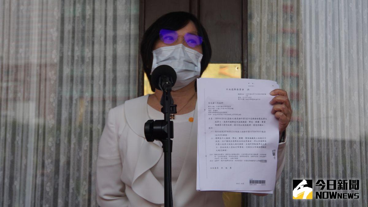 ▲民進黨立委劉世芳出示中選會公文，呼籲6月6日罷韓投票日要讓高雄市民依法放假。（圖／記者呂炯昌攝.2020.05.29）