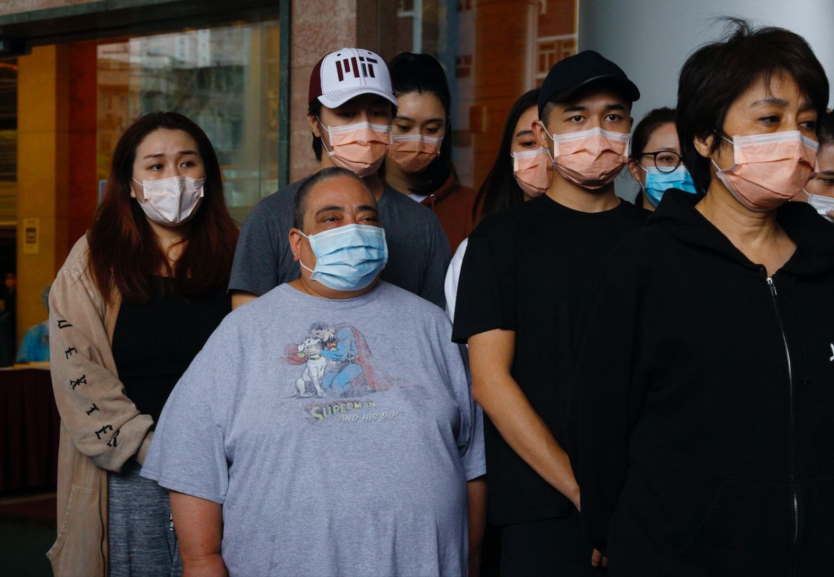 ▲奚夢瑤（後排左三）疑穿紅衣悼念公公，遭網友批評對過世長輩不敬。（圖／美聯社）