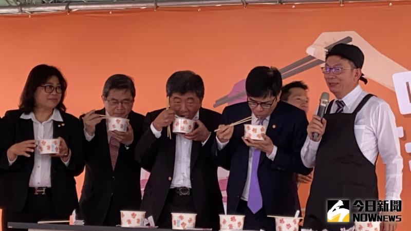 ▲衛福部長陳時中(中)與行政院副院長陳其邁(右二)出席立院「吃好牛來台南」品嘗台南牛肉美食。(圖/記者呂炯昌攝.2020.05.29)