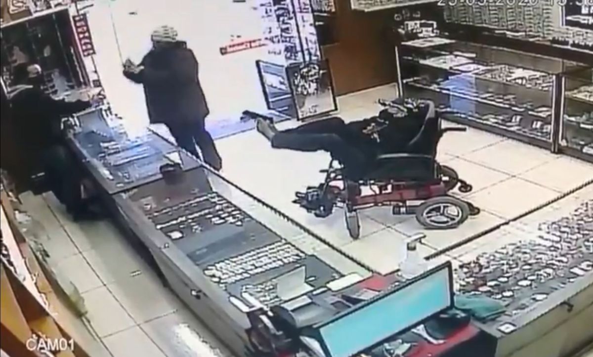 ▲巴西發生一起令人難以置信的搶案，一位癱瘓的聾啞男，竟坐著輪椅試圖用腳夾槍搶銀樓。（圖／翻攝自 Jornal NH ）