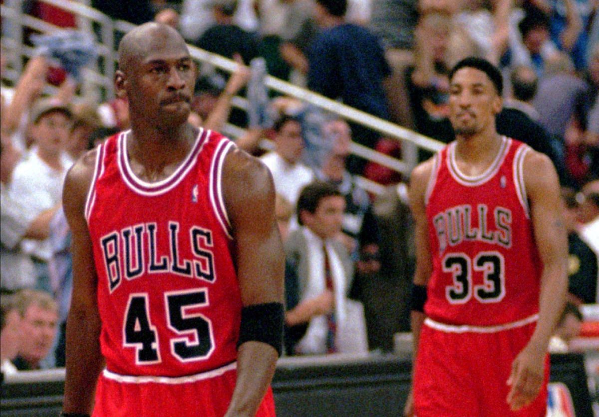 ▲1996年，喬丹（Michael Jordan）帶領創下72勝傳奇紀錄的芝加哥公牛，在當年總冠軍賽第六戰聯合中心球場以87：75擊敗西雅圖超音速，奪下隊史第4座總冠軍，也締造他個人最具情感價值的一座總冠軍金盃。（圖／美聯社／達志影像）