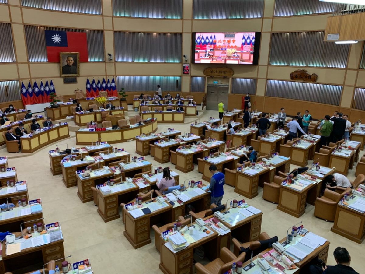 ▲新北市長侯友宜今（29）在市議會做新冠肺炎專案報告，國民黨團動員黨籍議員為延遲開會、限縮質詢時間，集體協議刻意晚簽到。（圖／記者宋原彰攝，2020.05.29）