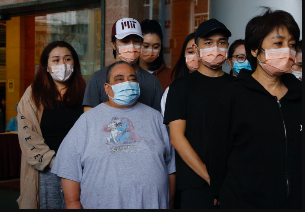 網友認為何鴻燊的兒子何猷君與妻子奚夢瑤身著紅色不適當。（圖／美聯社）