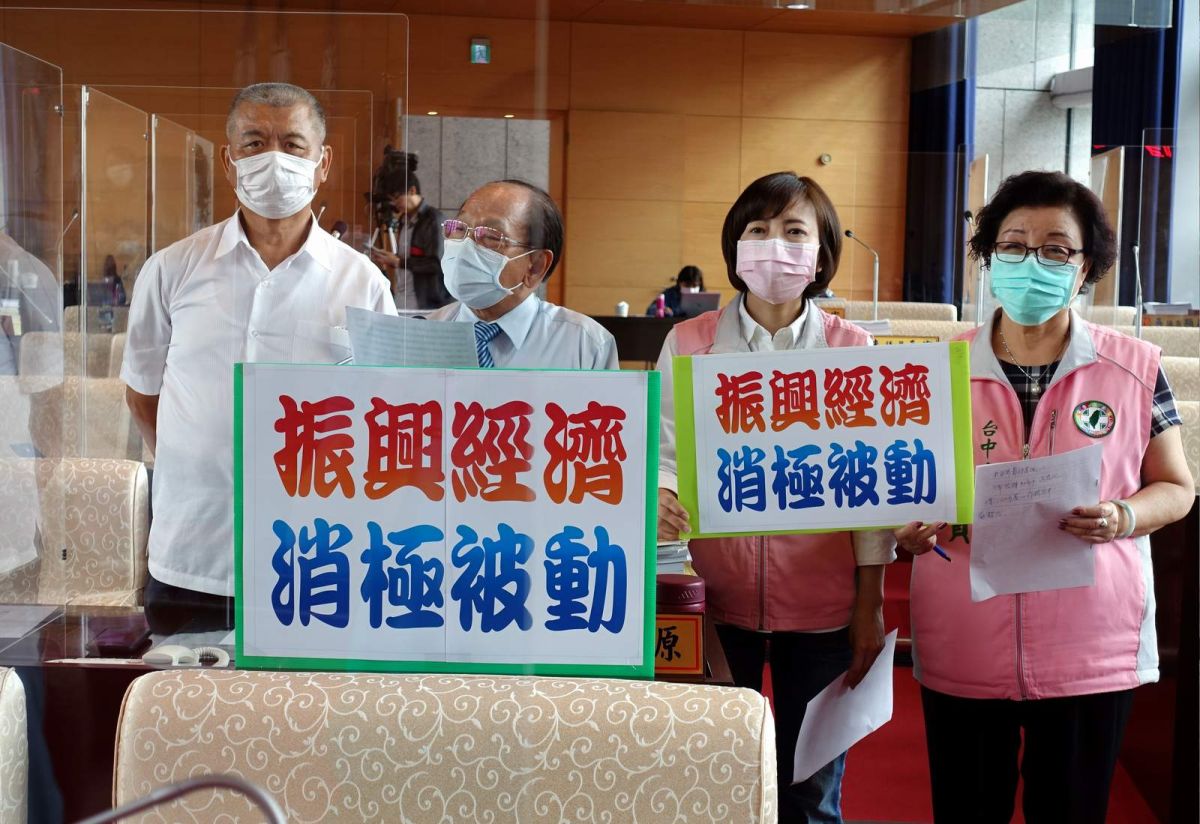 ▲民進黨議員質詢指出，市府在7月份舉辦購物節活動，卻沒看到推出振興旅遊方案，抨擊市府根本是消極被動。(圖／柳榮俊翻攝2020.5.29)