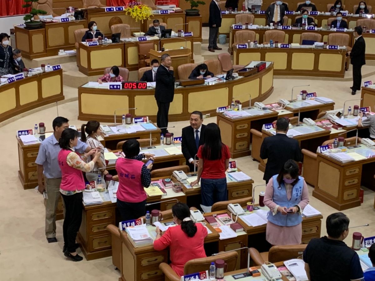 ▲新北市議會民進黨團在新聞稿中提及「跟韓國瑜沒有差別」，遭藍營議員回嗆不要凡事扯到政治，藍綠黨團一度在議會大吵。（圖／記者宋原彰攝，2020.05.29）
