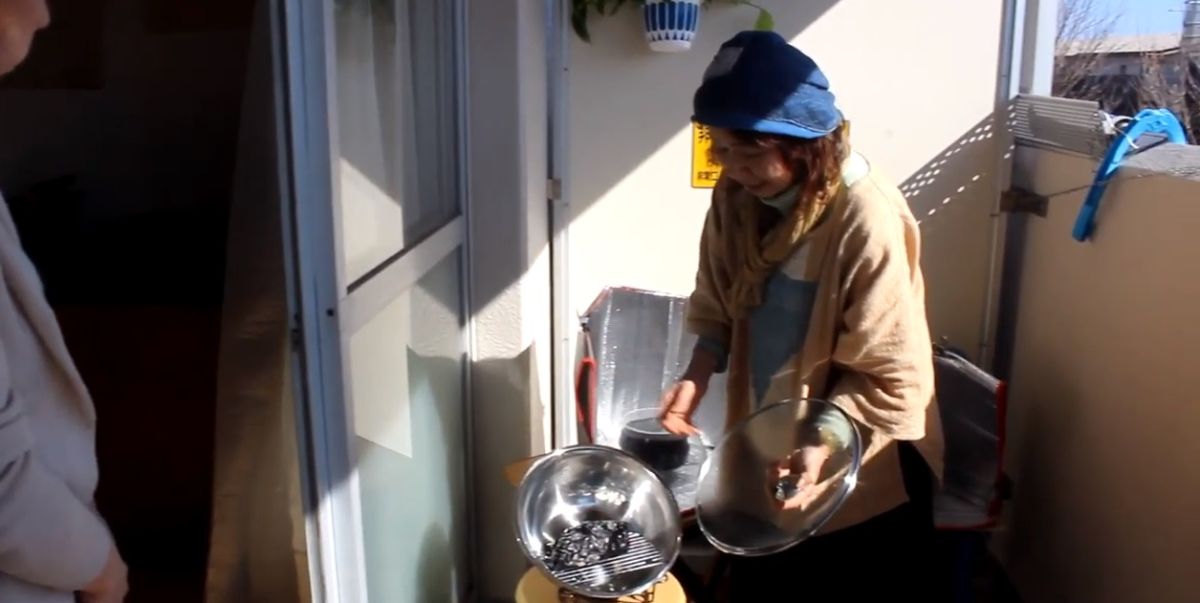 ▲藤井智佳子不斷開發新的省電方式，圖為她利用太陽光製作料理。（圖／翻攝Youtubeはーもにーぷれいす）