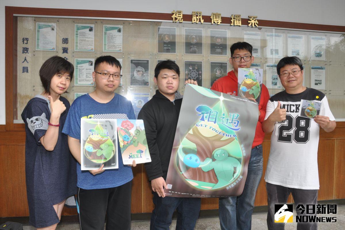 ▲動畫片《相遇》是由方君文老師(左一)、黃斿棣老師(右一)指導，描述小藍對抗災難、守護森林的故事。（圖／記者陳雅芳攝，2020.05.29）