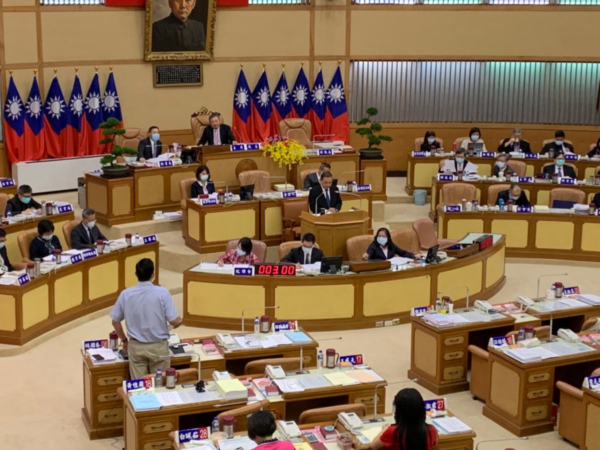 ▲整場議會議變成藍綠針對議員遲到、新聞稿內容唇槍舌戰。（圖／記者宋原彰攝，2020.05.29）