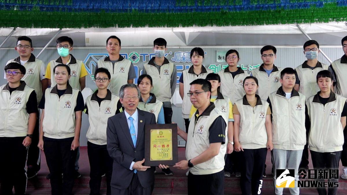 ▲華新醫材公司董事長鄭永柱致贈「防疫英雄」感謝牌，向所有國軍弟兄姊妹表達最高謝意。（圖／記者陳雅芳攝，2020.05.29）