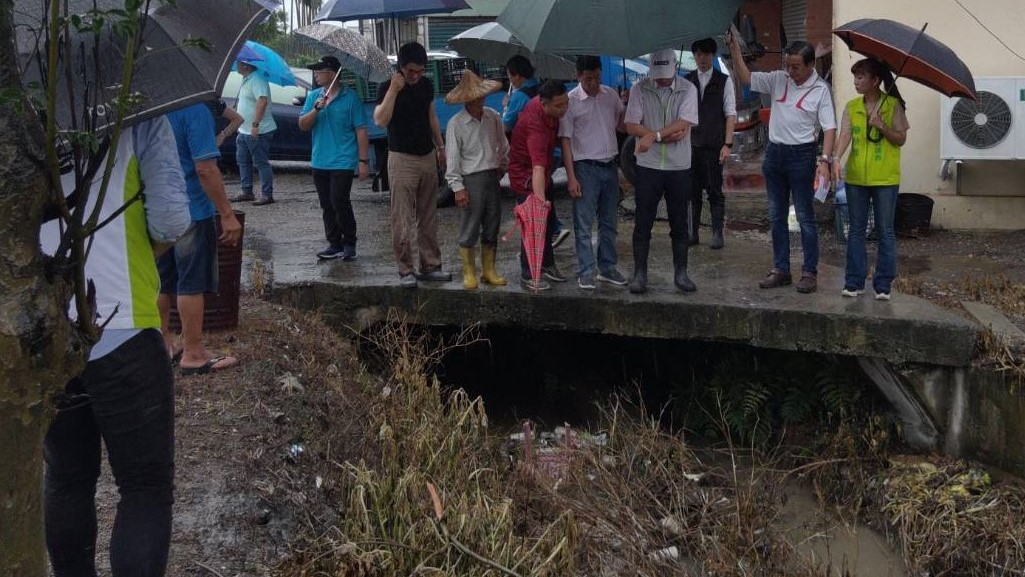 ▲立委劉建國會同農委會主委陳吉仲、水利會長洪國浩等地進行灌溉、排水路會勘。（圖／記者蘇榮泉攝，2020.05.29）