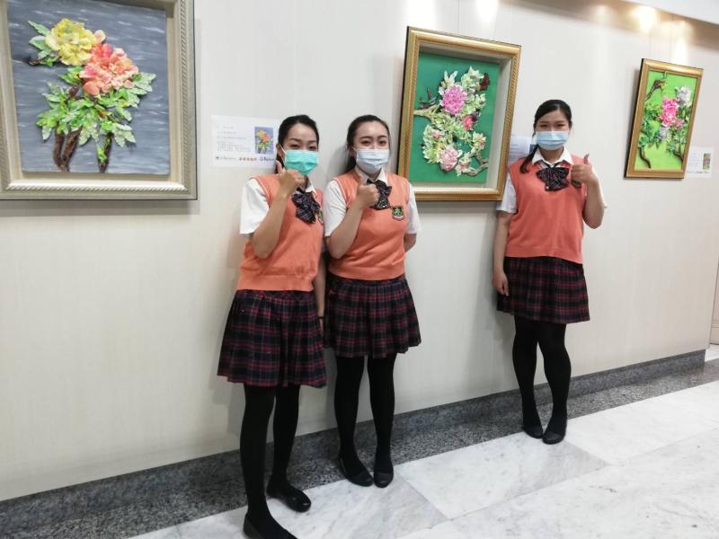 ▲陳靜儀(左)、呂若僑(中)、蔡舒晴(右)的牡丹藝術擺脫俗豔,清新高雅。(圖/記者邱嘉琪攝,2020.05.29)
