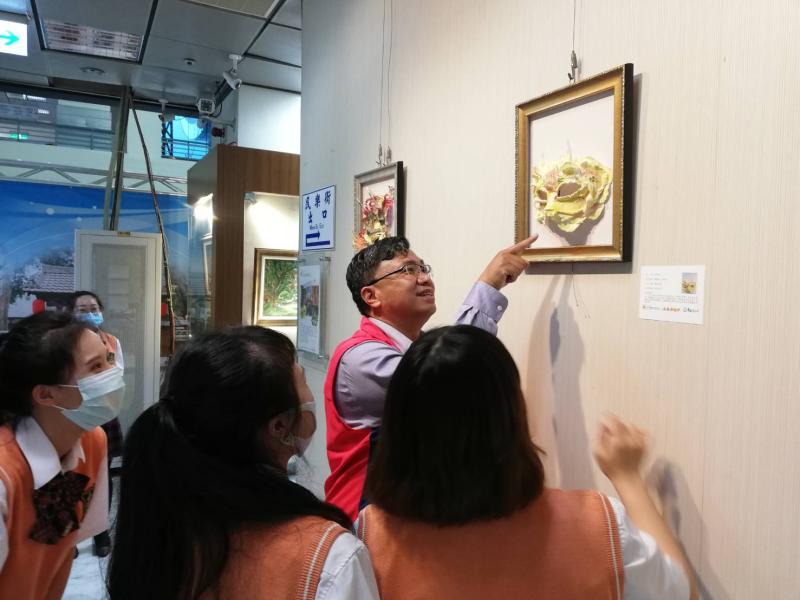 ▲教育處處長林立生細細欣賞作品,大讚年輕學子的創作巧思。(圖/記者邱嘉琪攝,2020.05.29)