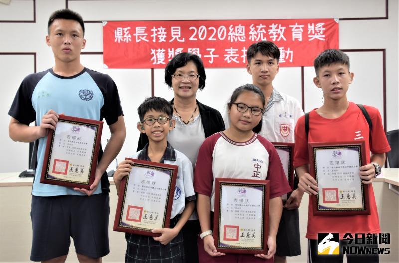 ▲彰化縣長王惠美表揚,讚揚他們雖各有自己的故事,這些孩子正處於人生的重要時期,如此奮發向上的精神值得鼓勵。(圖/記者陳雅芳攝,2020.05.29)