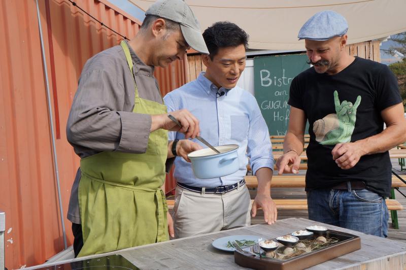 ▲王凱傑烹煮蝸牛美食。（圖／亞洲旅遊台）