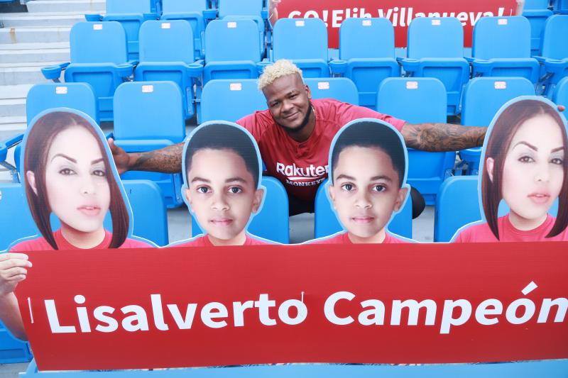 ▲樂天桃猿洋投霸能和在觀眾席的家人看板合照。（圖／記者葉政勳攝 , 2020.05.02）