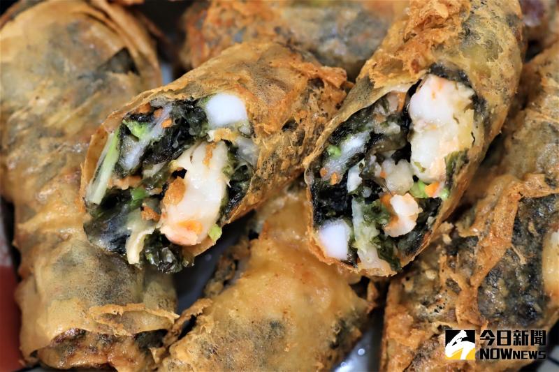▲紫菜蝦卷中紫菜飽滿,還有花枝、蝦仁的綜合餡料,用油煎的酥脆可口,吃得出濃濃的澎湖海味來。(圖/記者張塵攝,2020.05.30)