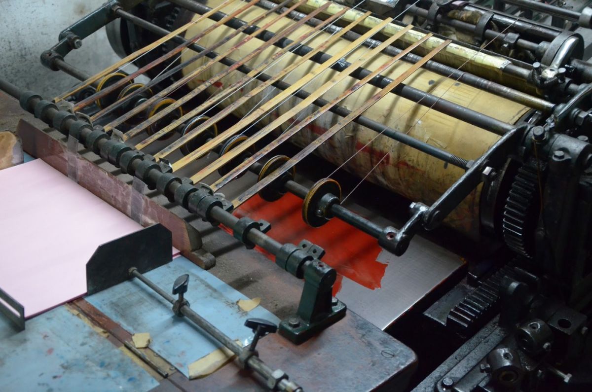 ▲東鑫印刷廠內的三十年半自動印刷機。（圖／攝影　林襄琦）