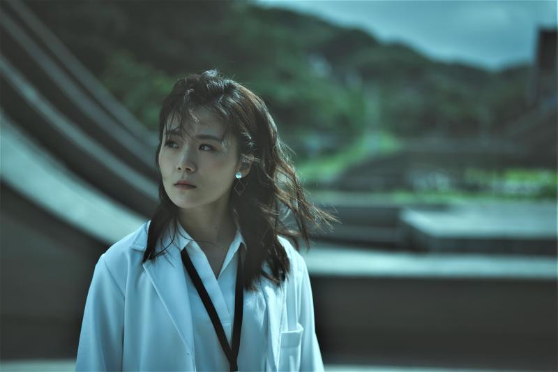 ▲楊小黎飾演醫護團醫生宜君。(圖/答人文創)