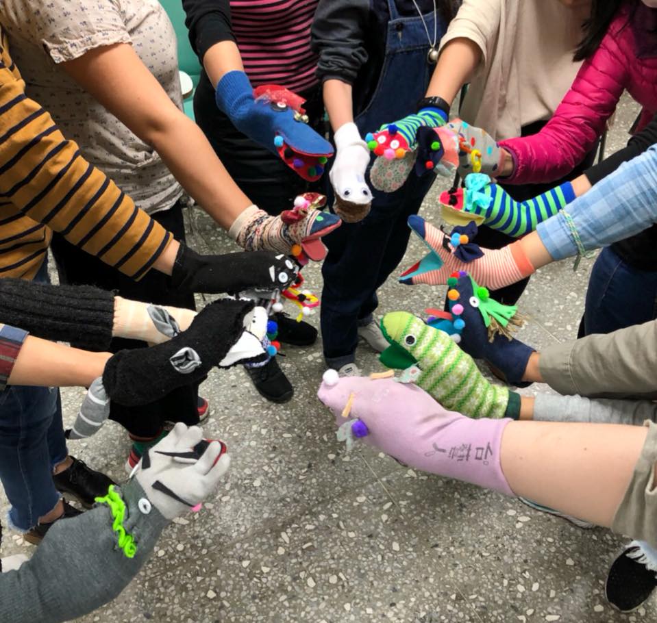 ▲戲劇治療強調非言語表達，除了角色扮演外，也結合聲音、身體、故事、即興，甚至道具及儀式。圖為台灣戲劇復原力協會的偶劇工作坊活動情景。（圖／　台灣戲劇復原力協會提供）