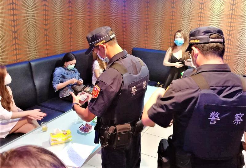▲離島民眾深夜在KTV唱歌,酒酣耳熱之際「HIGH」到最高點,竟有女公關就坐在男客膝上,忘情扭擺搖愰,疑似未依規定保持社交安全距離。(圖/馬公分局提供)
