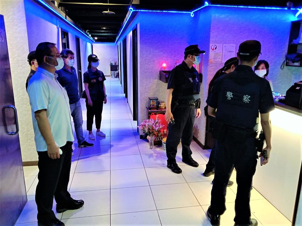 ▲澎湖馬公民眾深夜在KTV唱歌時竟然在網路開直播，馬公分局長廖修鴻立即親自率隊執行臨檢掃蕩勤務，他當場告誡業者不要心存僥倖。（圖／馬公分局提供）