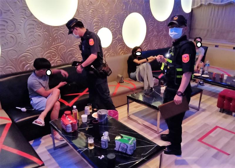 ▲馬公分局強調,縣府已公告八大行業店家需落實實名制登記,並保持社交安全距離,且符合公共、消防安全檢查合格等條件下才能營業。(圖/馬公分局提供)