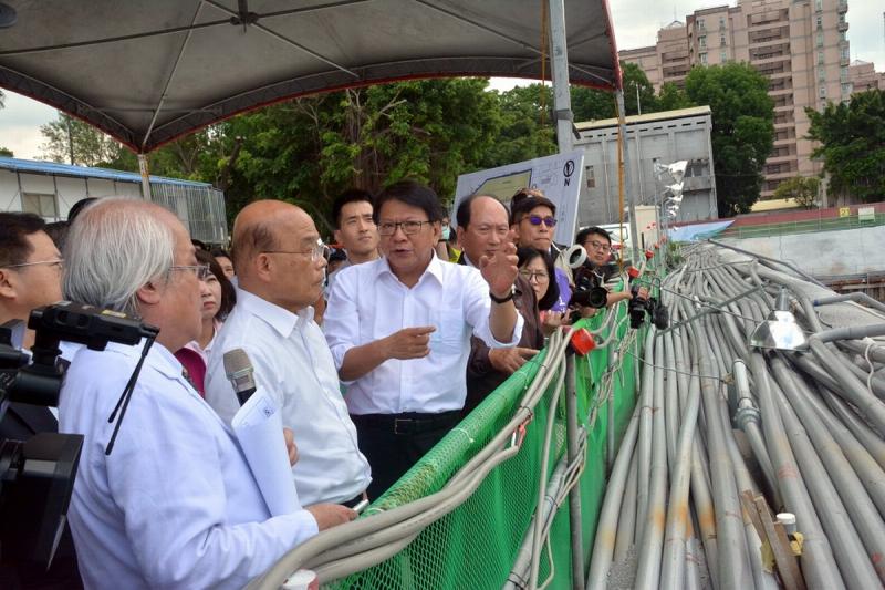 ▲行政院長蘇貞昌聽取高雄榮民總醫院院長林曜祥簡報後,對於現有停車位規劃表示明顯不足,他以自己過去接送母親前往台大醫院看病為例,認為醫院除了提供完善醫療品質,更應有足夠的停車位,滿足民眾需求。(圖/屏東縣政府提供