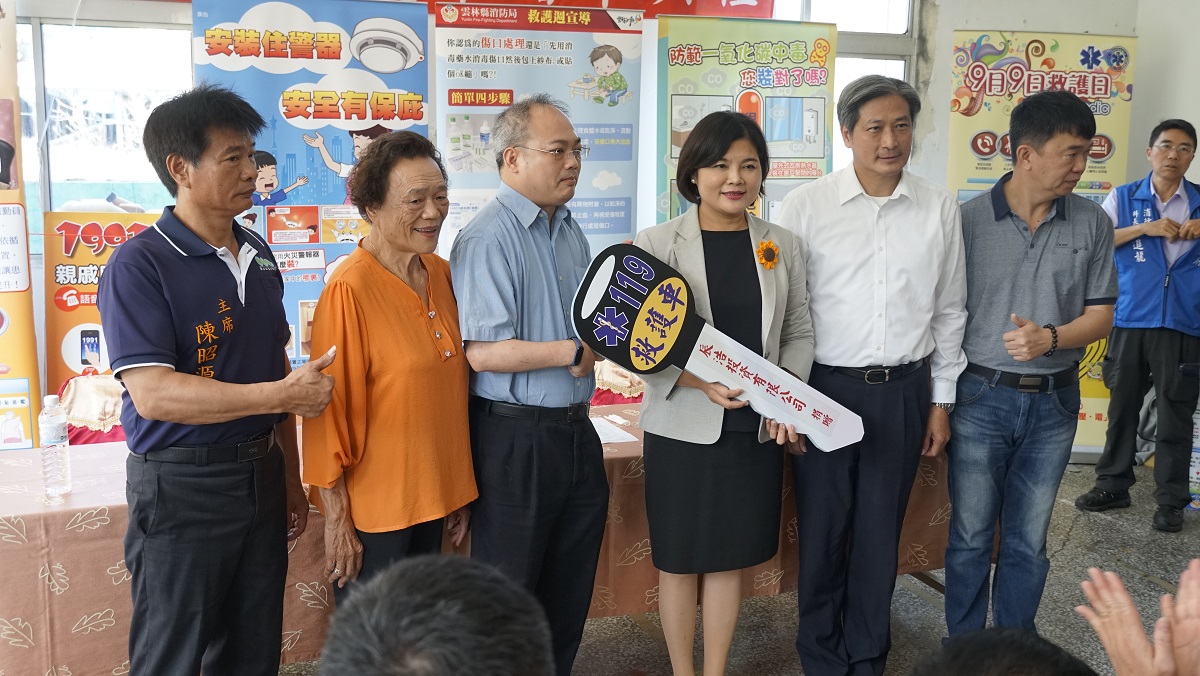 ▲辰浩投資公司負責人陳耀峯捐贈救護車，由縣長張麗善代表受贈。（記者蘇榮泉攝，2020.05.30）