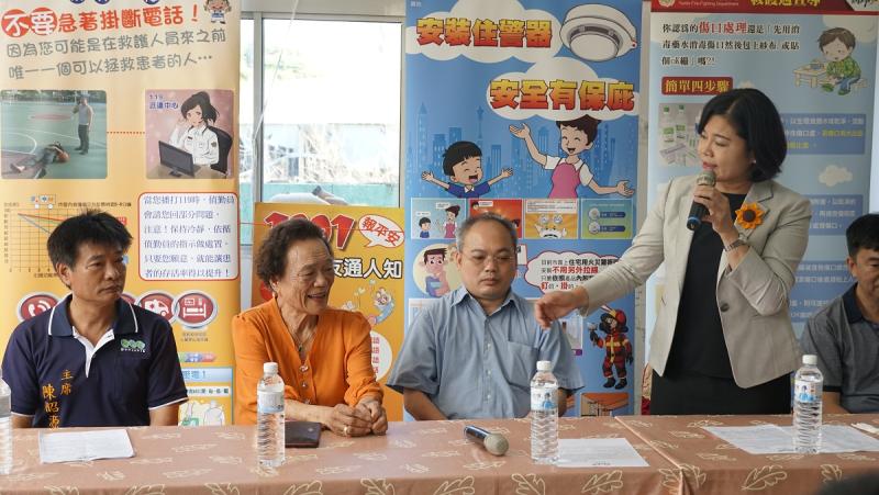 ▲縣長感謝會長蔡陳嫌女士及其家族成員,贈土地助建東勢分隊、更捐贈水箱車、長照交通車及救護車。(記者蘇榮泉攝,2020.05.30)