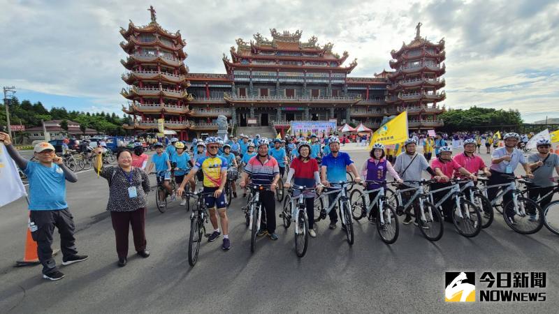 ▲彰化縣長王惠美為自行車活動鳴槍。(圖/記者陳雅芳攝,2020.05.30)