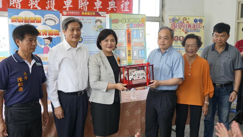 ▲縣長張麗善代表受贈後,回贈感謝狀及紀念品。(圖/記者蘇榮泉攝,2020.05.30)