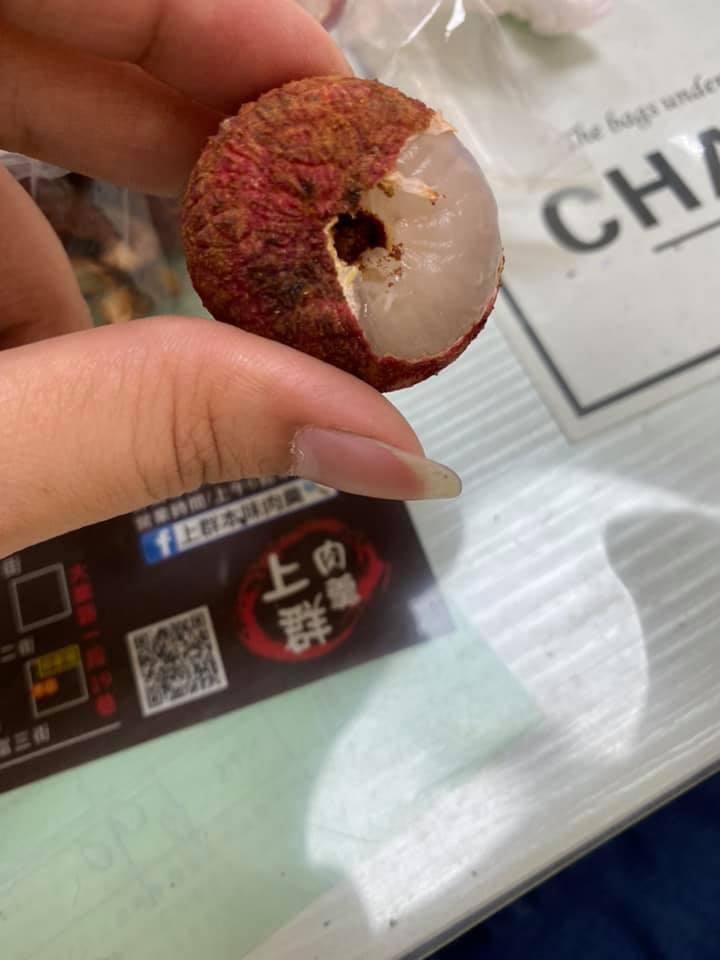 ▲女網友指出,荔枝中間的黑洞,讓她每次都要看很久才敢吃。(圖/翻攝爆廢公社臉書)