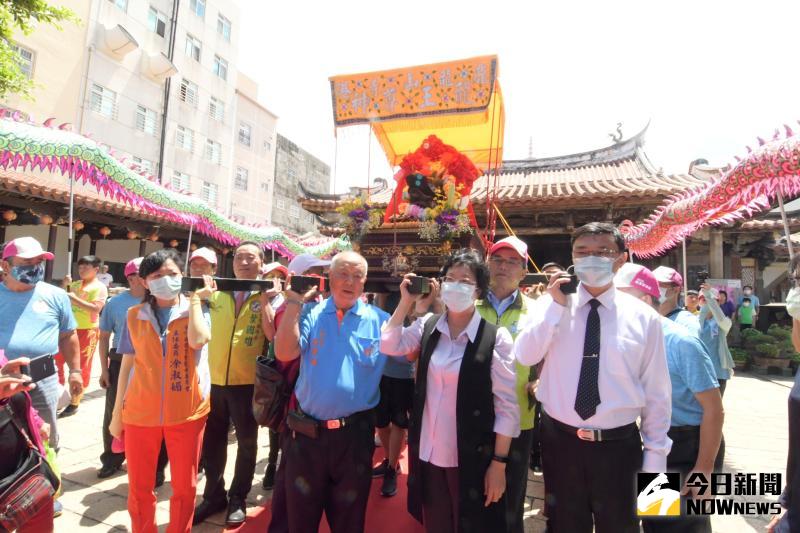 ▲彰化縣長王惠美、彰化縣龍舟委員會主委涂淑媚議員等人在鹿港龍山寺恭迎龍王起駕。(圖/記者陳雅芳攝,2020.05.30)