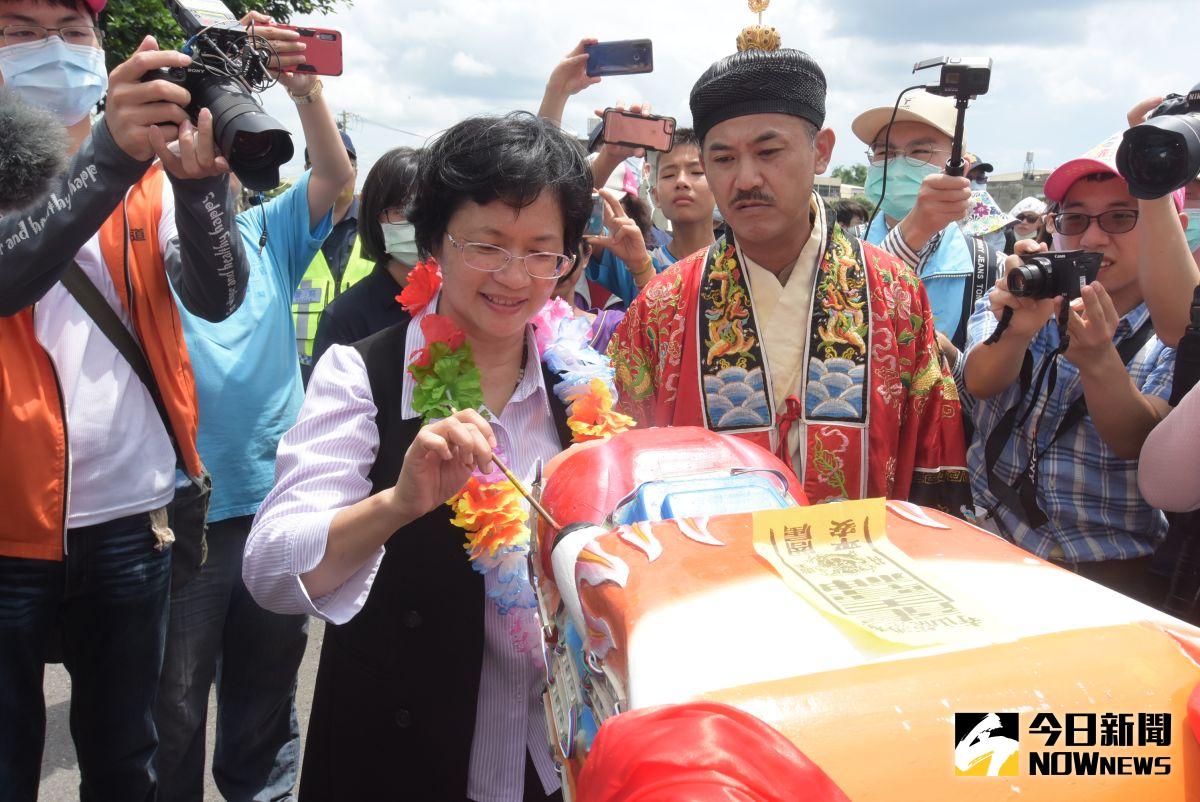 ▲彰化縣長王惠美在福鹿溪之龍舟競賽場地為「龍王祭典˙開光點睛」儀式。（圖／記者陳雅芳攝，2020.05.30）