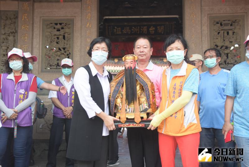 ▲彰化縣長王惠美前往鹿港天后宮恭迎水仙尊王。(圖/記者陳雅芳攝,2020.05.30)