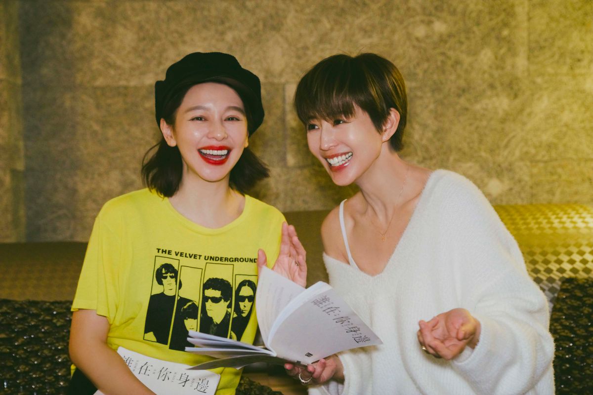 ▲張鈞甯（右）與徐若瑄（左）劇中飾演姐妹。（圖 / 頤東娛樂提供）