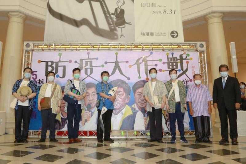 ▲「防疫五月天(首站前往奇美博物館,欣賞與疫情相關展品的導覽,國寶級手繪大師顏振發也帶著作品「防疫大作戰」與防疫五月天共同揭牌。(圖/台南市政府提供)